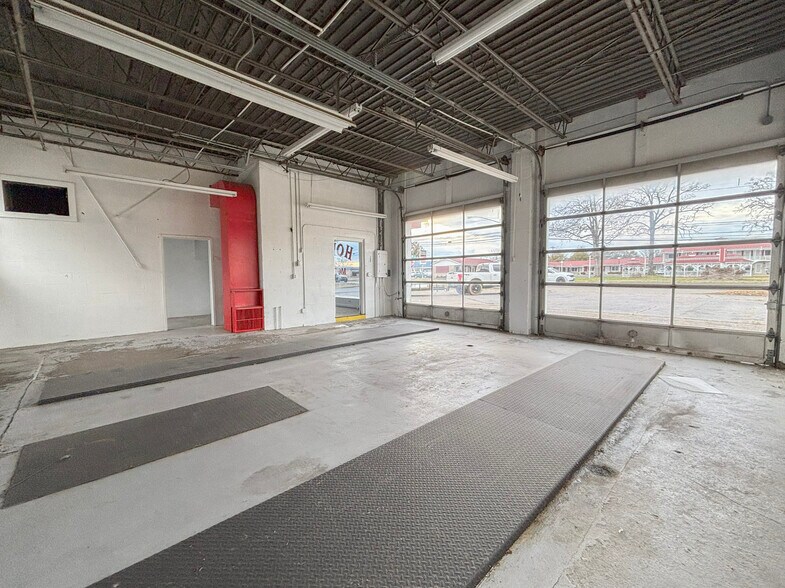 More Photos Of 507 S 12th St, Murray Flex For Sale