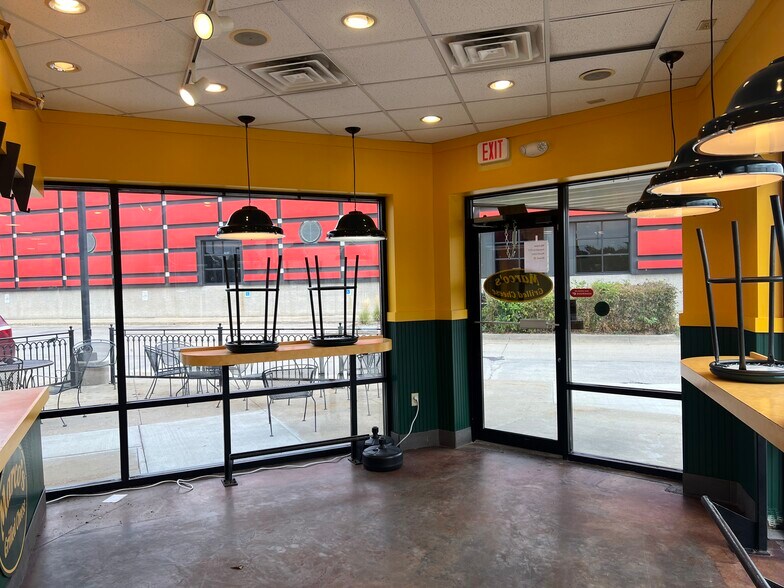 More Photos Of 1621 S 1st Ave, Iowa City Fast Food For Lease