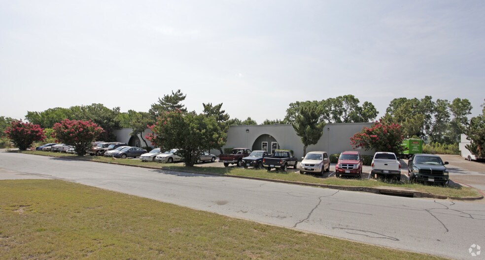 More Photos Of 1507 Central Park Dr, Hurst Warehouse For Lease