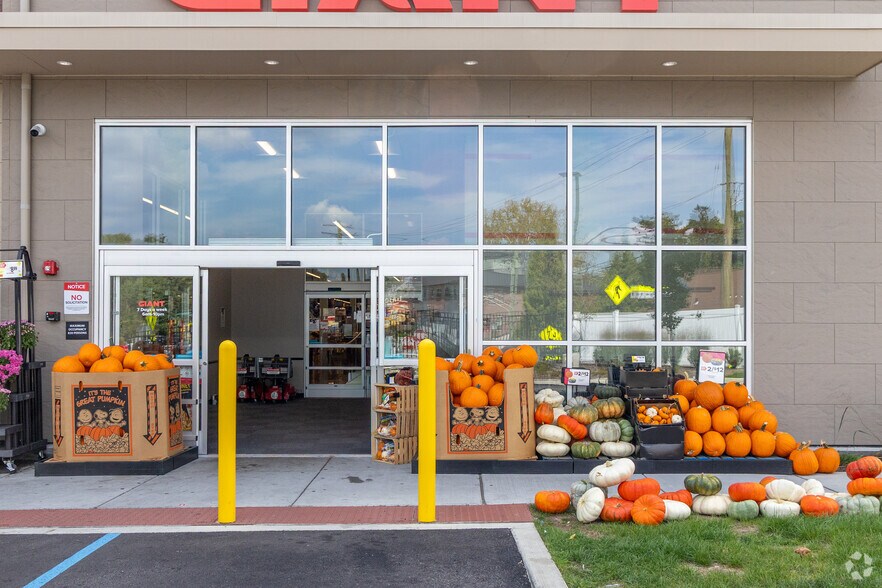 More Photos Of 93 Old York Rd, Jenkintown Supermarket For Lease