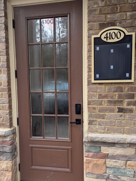 More Photos Of 1905 Woodstock Rd, Roswell Office For Lease