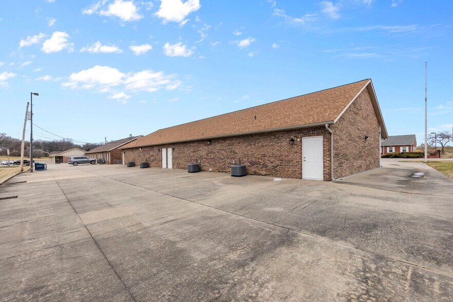 More Photos Of 2437 Myra Dr, Cape Girardeau Office For Sale