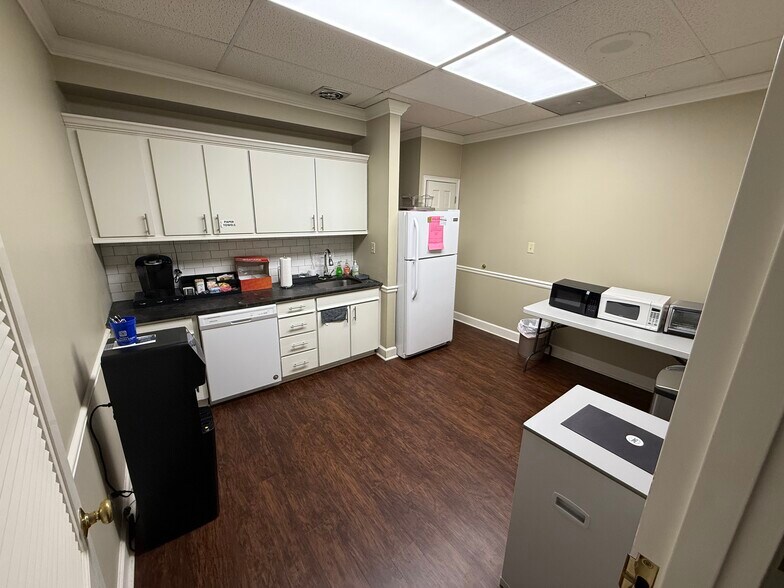 More Photos Of 6111 Peachtree Dunwoody Rd NE, Atlanta Office Residential For Sale