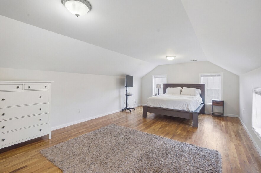 More Photos Of 106 Newport Bridge Rd, Warwick Multifamily For Sale