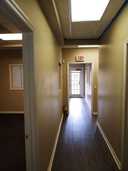 More Photos Of 8909 Regents Park Dr, Tampa Office Residential For Lease