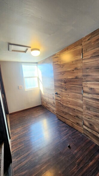 More Photos Of 2107 E Mead Ave, Yakima Manufacturing For Sale