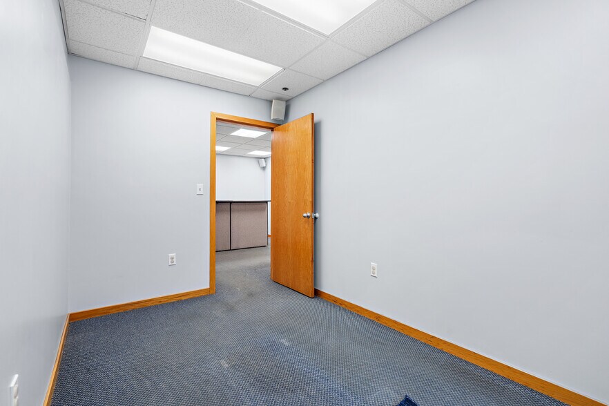 More Photos Of 323 Boston Post Rd, Sudbury Office For Lease