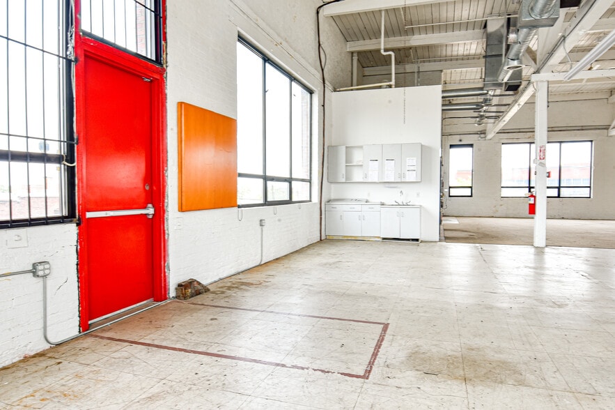 More Photos Of 2 Aspen Pl, Passaic Showroom For Lease