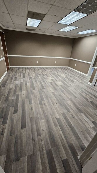 More Photos Of 450 Maple Ave E, Vienna Unknown For Lease