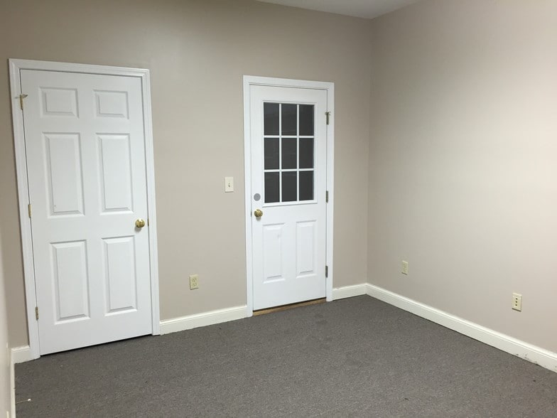 More Photos Of 1401 Southside Dr, Salem Light Distribution For Lease