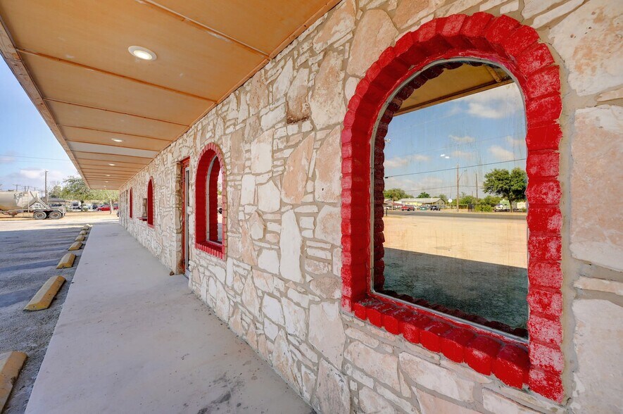 More Photos Of 2200-2204 S WW White Rd, San Antonio Restaurant For Lease