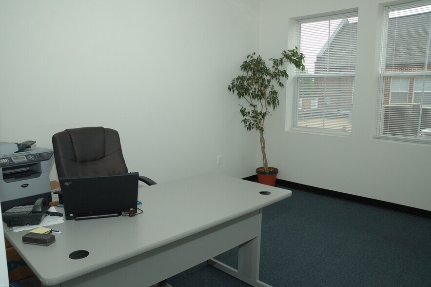 More Photos Of 21135 Whitfield Pl, Sterling Medical For Lease