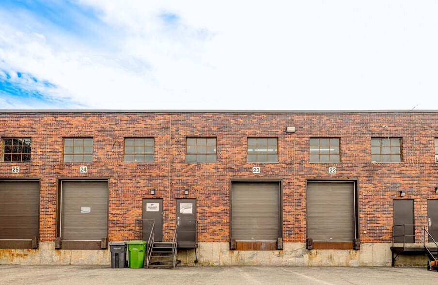 More Photos Of 295-341 Rue Benjamin-Hudon, Montréal Warehouse For Lease