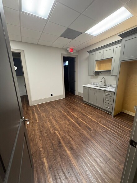 More Photos Of 12 E Johnston St, Forsyth Office Residential For Lease