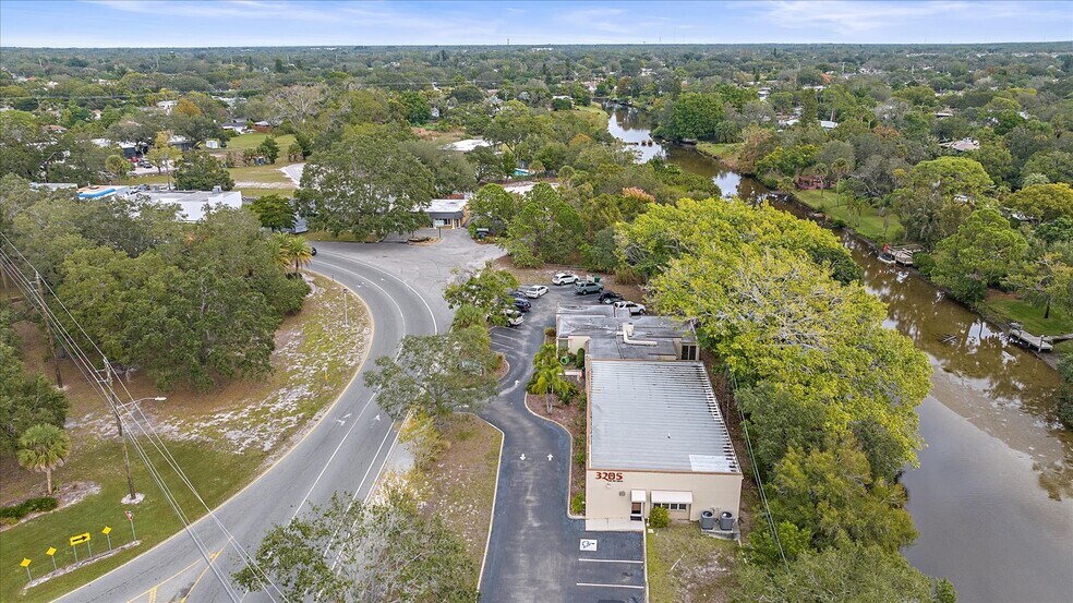More Photos Of 3205 Southgate Cir, Sarasota Office For Sale