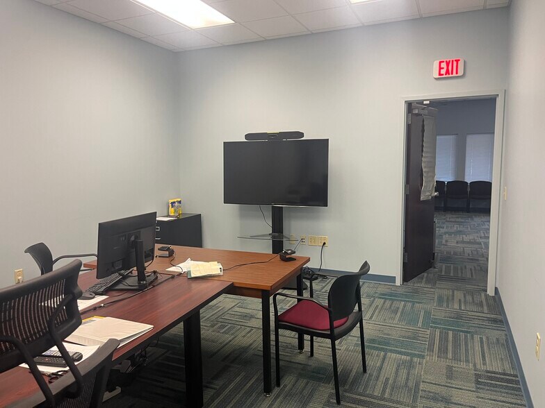 More Photos Of 609 Shipyard Blvd, Wilmington Office For Sale