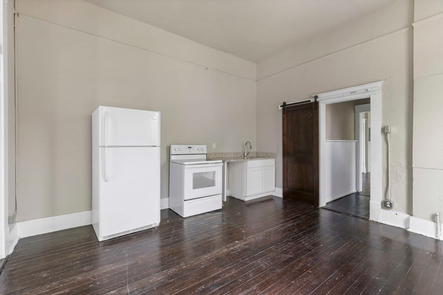 More Photos Of 2024 S Flores St, San Antonio Storefront Retail Residential For Sale