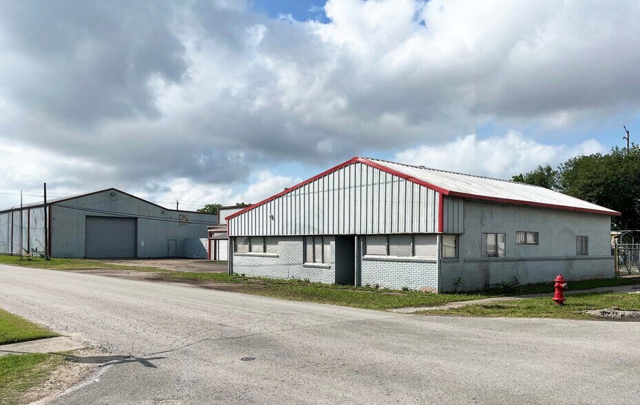 Primary Photo Of 902 State St, South Houston Warehouse For Sale