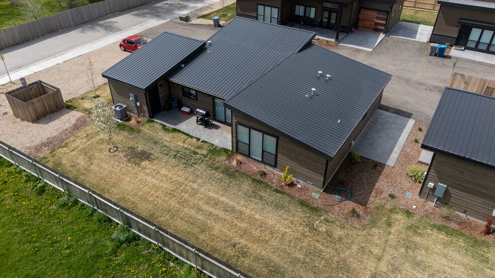 More Photos Of 384-388 W London St, Middleton Specialty For Sale