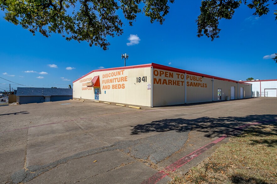More Photos Of 1841 W Division St, Arlington Industrial For Sale