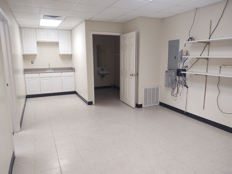 More Photos Of 909 Highland Ave, Selma Office For Sale