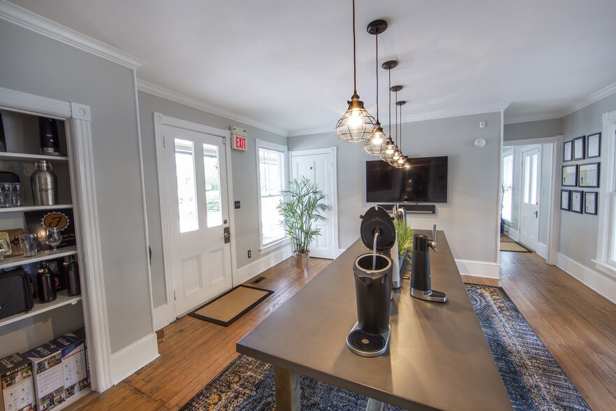 More Photos Of 30 W Bridge St, New Hope Freestanding For Lease