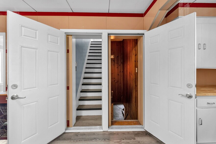 More Photos Of 29016 Ford Rd, Garden City Office For Sale