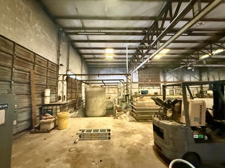 More Photos Of 7927 Mainland Dr, San Antonio Warehouse For Sale