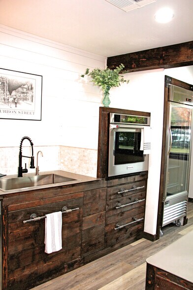 More Photos Of 98 Avenue A, Conroe General Retail For Lease