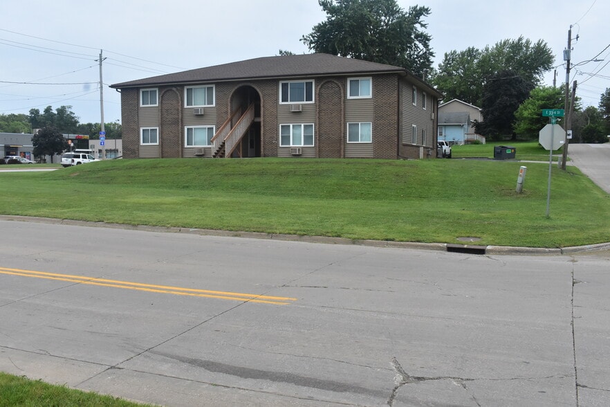 Primary Photo Of 3274 E Euclid Ave, Des Moines Apartments For Sale