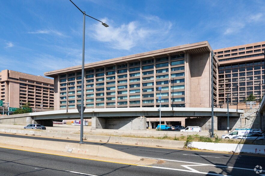 More Photos Of 950 L'Enfant Plz SW, Washington Office For Lease