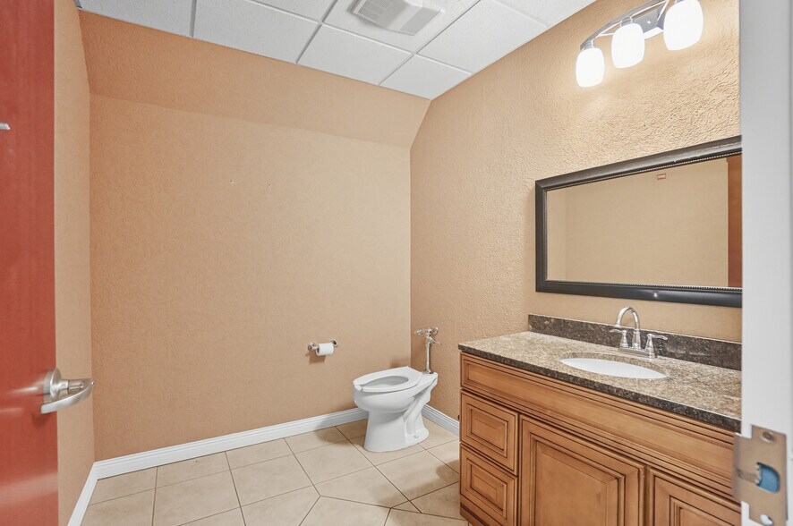 More Photos Of 916-920 W Market St, Lima Medical For Lease