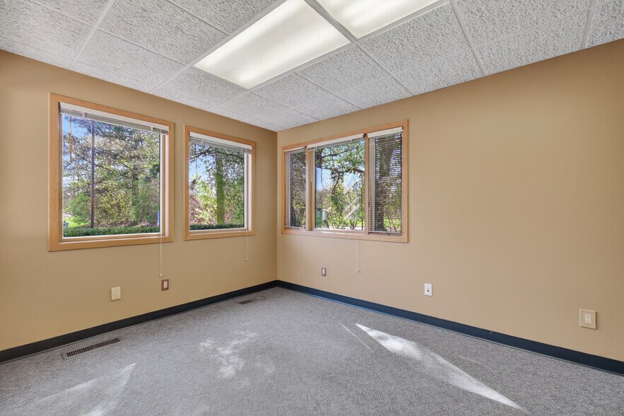 More Photos Of 6300 Sashabaw Rd, Village of Clarkston Storefront For Lease