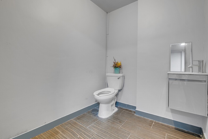 More Photos Of 236 W 18th St, Los Angeles Warehouse For Sale