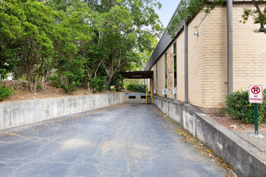 More Photos Of 215 Marvin Miller Dr SW, Atlanta Light Distribution For Sale