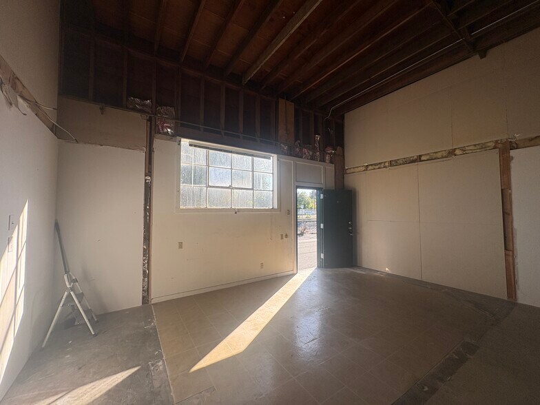 More Photos Of 126 San Antonio Cir, Mountain View Freestanding For Lease