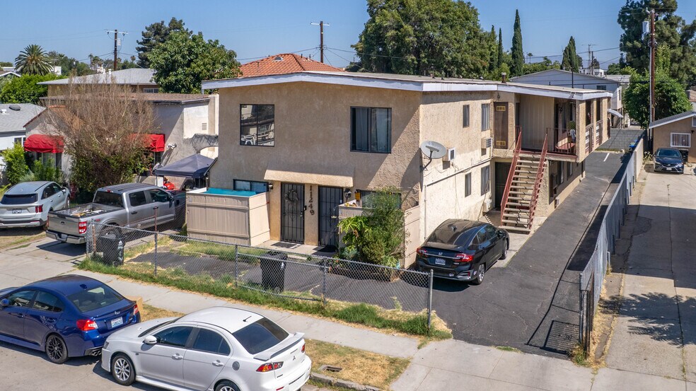 Primary Photo Of 11249 Emelita St, North Hollywood Apartments For Sale