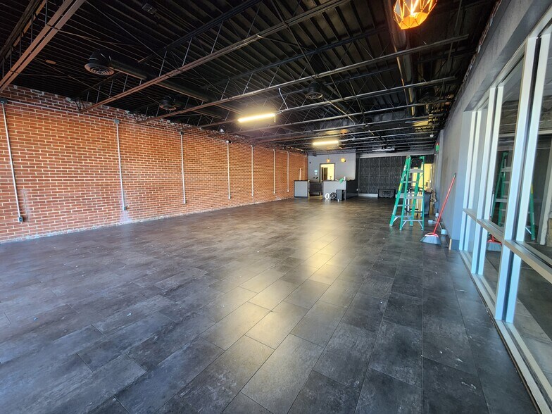 More Photos Of 521 S Glenstone Ave, Springfield General Retail For Lease