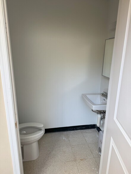 More Photos Of 10112-10130 York Rd, Cockeysville Unknown For Lease