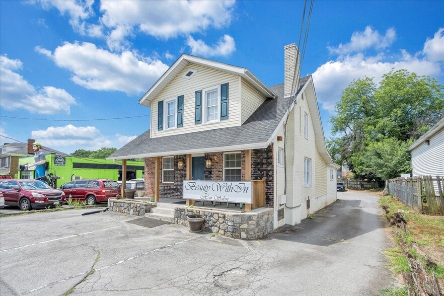 More Photos Of 3118 Williamson Rd NW, Roanoke Freestanding For Sale