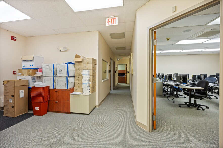 More Photos Of 19 Lunar Dr, Woodbridge Medical For Lease