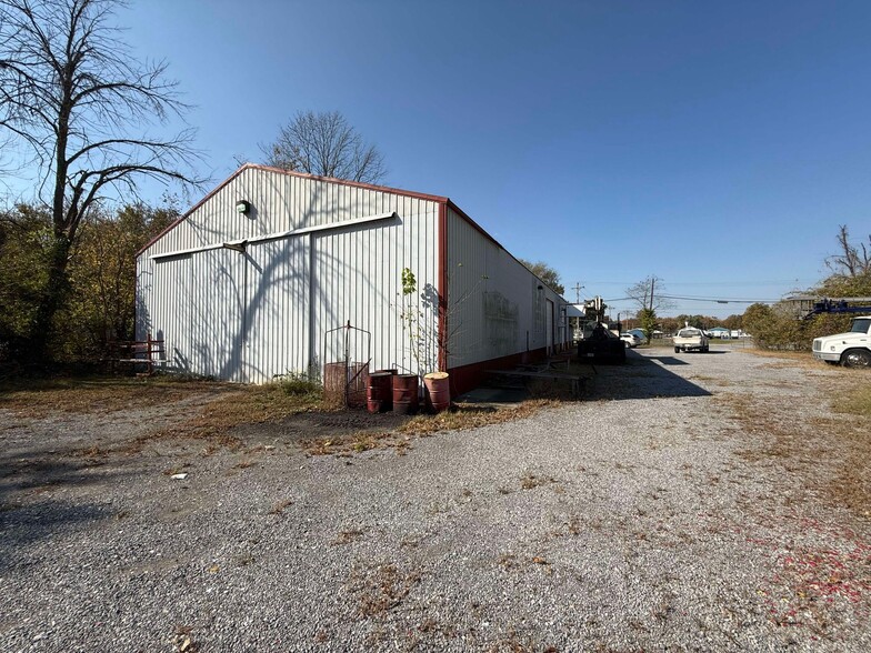 Primary Photo Of 1100 N 13th St, Herrin Flex For Sale