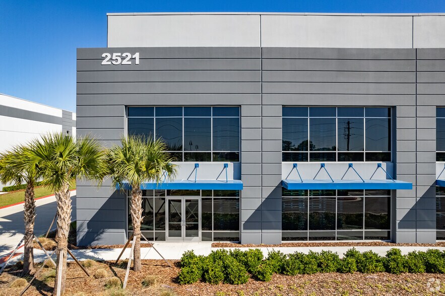 More Photos Of 2440 Peterson Rd, Apopka Distribution For Lease