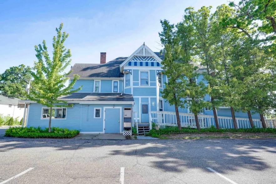 More Photos Of 211 Wisconsin Ave, Wisconsin Dells Hotel For Sale