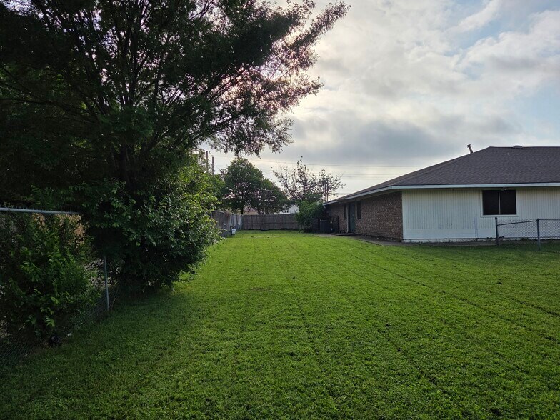 More Photos Of 1339 N Masters Dr, Dallas General Retail For Sale
