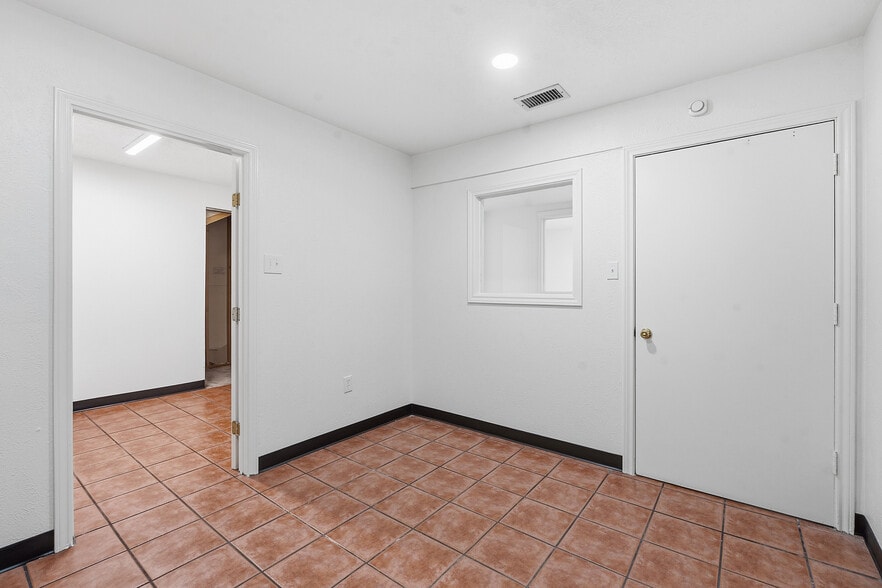 More Photos Of 1120 E 52nd St, Austin Flex For Sale