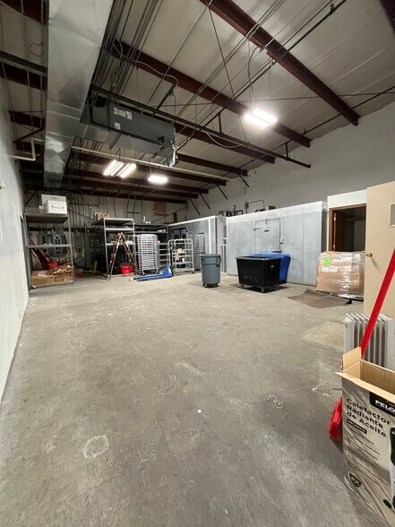 More Photos Of 4904-4910 F St, Omaha Warehouse For Lease