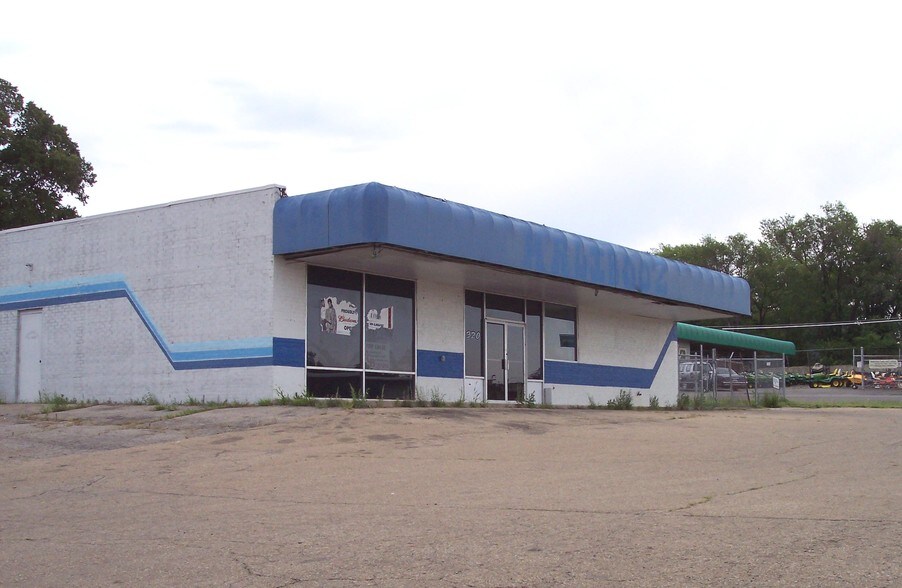 Primary Photo Of 320 SE 29th St, Topeka Auto Dealership For Lease