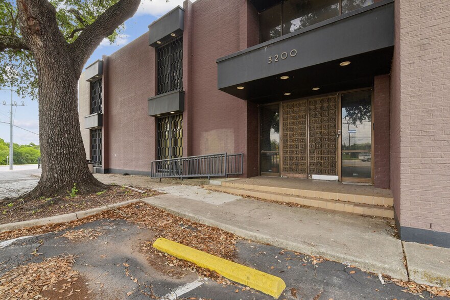 More Photos Of 3200 E Houston St, San Antonio Warehouse For Sale
