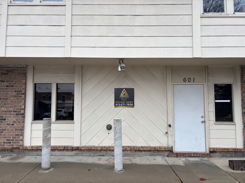 More Photos Of 601 4th St, Platte City Office For Sale